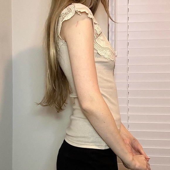 Cream Ruffled Cap Sleeve Blouse - Picture 4 of 7